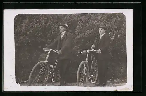 AK Zwei junge Herren mit Fahrrad