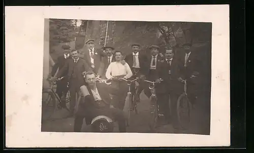 Foto-AK Studenten mit Fässchen §11 und Fahrrädern