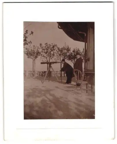 Fotografie unbekannter Fotograf, Ansicht Brunate, Herr blickt mit Teleskop - Fernrohr über Como am 13. April 1903