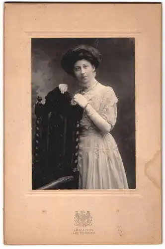 Fotografie H. Mallison, New York, 1442 3rd Avenue, junge Dame im weissen Kleid mit Spitze & Schmuck