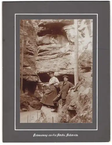 Fotografie Karl Schmidt, Wehlen / Elbe, Ansicht Bastei / Sächsische Schweiz, Wanderer vor Felsformation
