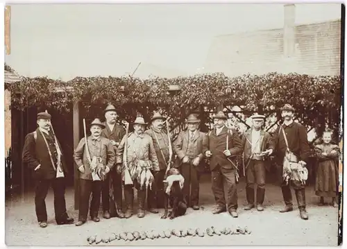 Fotografie Jagdgesellschaft Rebhuhnjäger mit Jagdstrecke nach erfolgreicher Jagd, Pirsch, Hatz, Grossformat 28 x 20cm