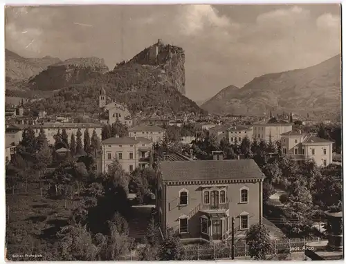 Fotografie-Lichtdruck Edition Photoglob, Ansicht Arco, Blick über den Ort mit Hotel, Kirche & Burgruine, 27 x 20cm