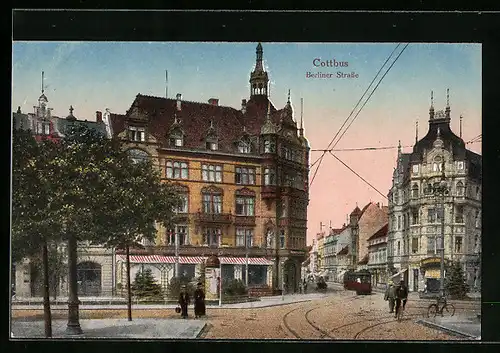 AK Cottbus, Berliner Strasse mit Strassenbahn und Passanten