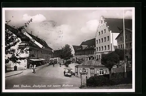 AK Dachau, Stadtplatz mit neuem Rathaus