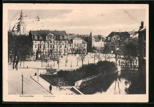 AK Wolfenbüttel, Schlossplatz mit Denkmal
