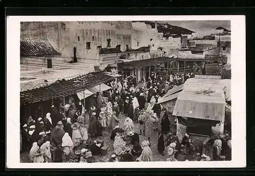 AK Tetuan, Leute an den Ständen auf dem Marktplatz