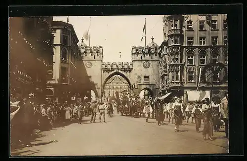 Foto-AK München, Deutsches Turnfest 1923, Umzug passiert das Karlstor