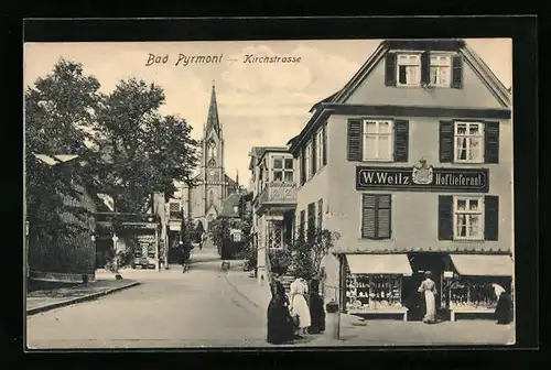 AK Bad Pyrmont, Kirchstrasse mit Kirche und Geschäft W. Weitz