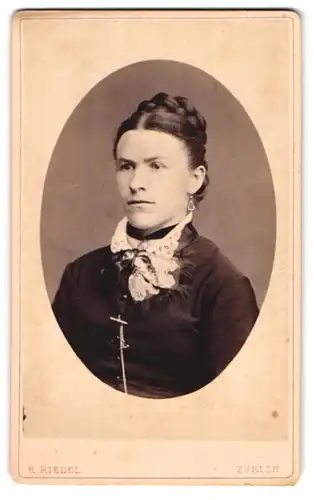 Fotografie R. Riedel, Zürich, Junge Dame mit Hochsteckfrisur