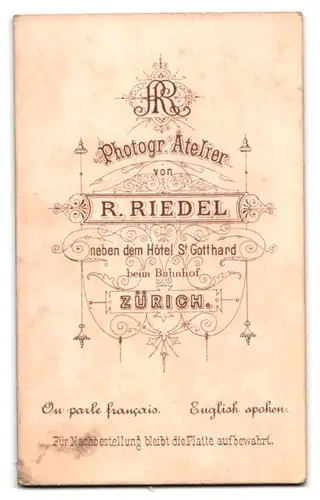 Fotografie R. Riedel, Zürich, Junger Herr im Anzug mit Fliege