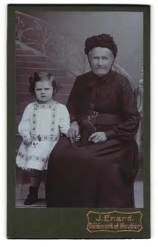 Fotografie J. Enard et fils, Delemont, Ältere Dame in schwarzer Kleidung mit kleinem Mädchen