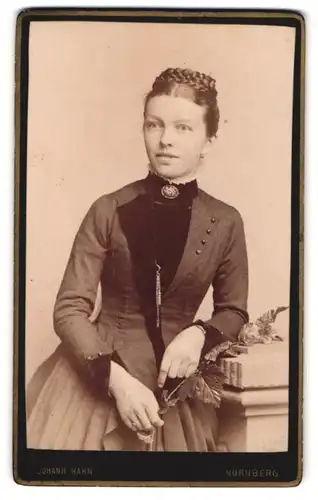 Fotografie Johann Hahn, Nürnberg, Junge Dame im Kleid mit Kragenbrosche
