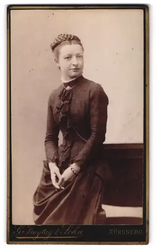 Fotografie Georg Freytag & Sohn, Nürnberg, Rothenburgerstr. 18, Junge Dame in hübscher Kleidung