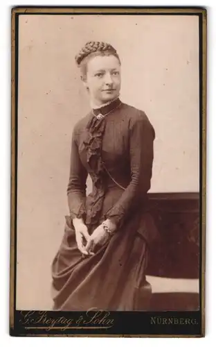 Fotografie Georg Freytag & Sohn, Nürnberg, Rothenburgerstr. 18, Junge Dame in hübscher Kleidung