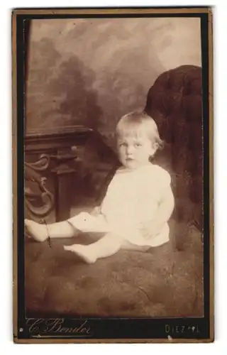 Fotografie C. Bender, Diez a. d. Lahn, Kleines Kind im weissen Hemd