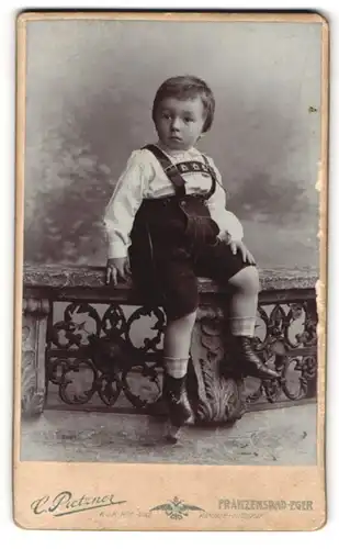 Fotografie C. Pietzner, Franzensbad, Kleiner Junge in Trachtenhose
