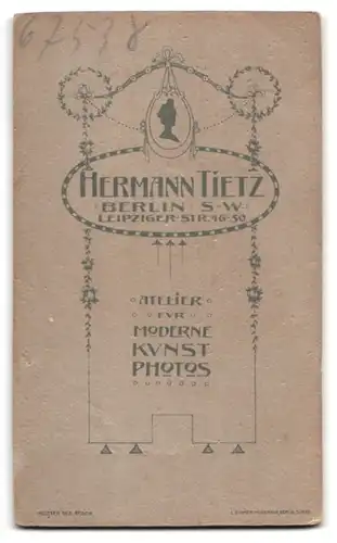 Fotografie Hermann Tietz, Berlin, Leipzigerstr. 46-50, Junger Mann im Anzug mit Fliege