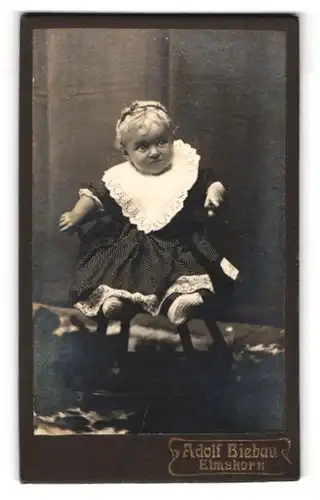 Fotografie Adolf Biebau, Elmshorn, Kleines Kind im gepunkteten Kleid