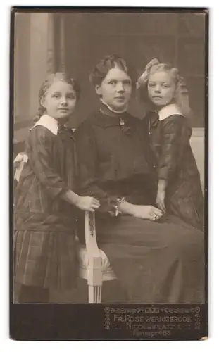 Fotografie Fr. Rose, Wernigerode, Nicolaiplatz 1, Bürgerliche Dame mit zwei Mädchen