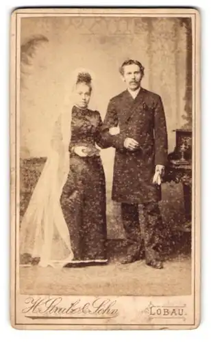 Fotografie H. Strube & Sohn, Löbau i. S., Blumenstr. 339 s, Junges Paar in hübscher Hochzeitskleidung