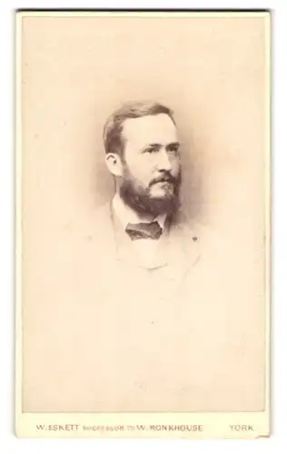 Fotografie W. Eskett, York, Bürgerlicher Herr mit Vollbart