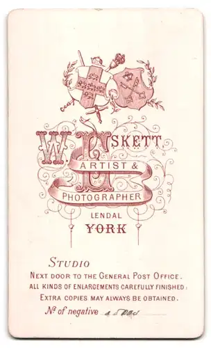 Fotografie W. Eskett, York, Junger Herr im Anzug mit Oberlippenbart