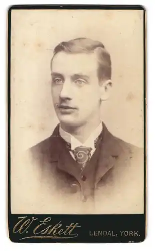 Fotografie W. Eskett, York, Junger Herr im Anzug mit Krawatte