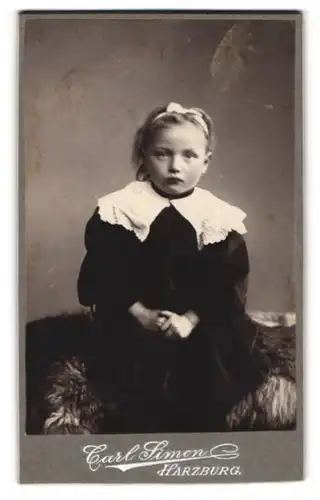 Fotografie Carl Simon, Harzburg, Kleines Mädchen im Kleid