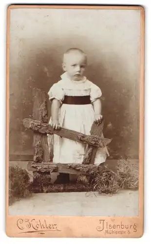 Fotografie C. Köhler, Ilsenburg, Mühlenstr. 8, Kleines Kind im hübschen Kleid
