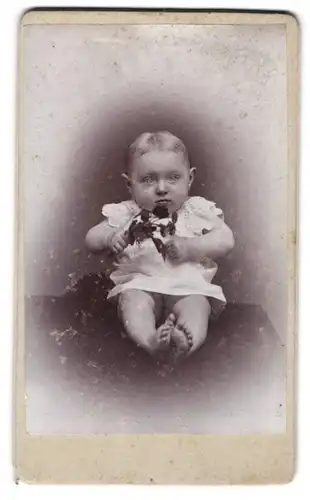 Fotografie unbekannter Fotograf und Ort, Süsses Kleinkind im Hemd mit nackigen Füssen