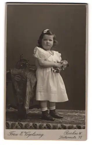 Fotografie Frau E. Vogelsang, Berlin, Lützowstr. 77, Kleines Mädchen im Kleid mit Puppe