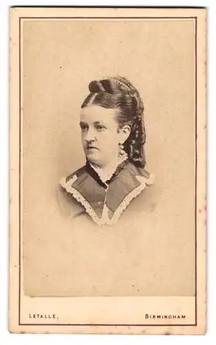 Fotografie Letalle, Birmingham, 58 & 59, New St., Bürgerliche Dame mit zeitgenössischer Frisur