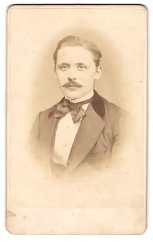 Fotografie C. W. Olin, Sönderborg, Elegant gekleideter Herr mit Zwirbelbart