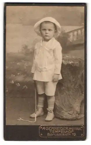 Fotografie Alphons Schneider, Berlin-Tempelhof, Borussiastr. 19, Hübsch gekleideter Junge mit Peitsche