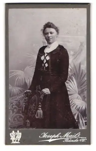 Fotografie Joseph Maile, Bünde i. W., Junge Dame in modischer Kleidung