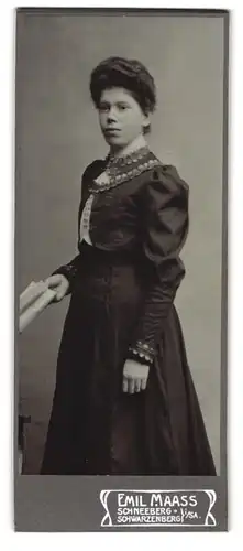 Fotografie Emil Maass, Schneeberg i. S., Junge Dame im Kleid