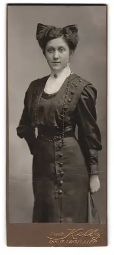 Fotografie Friedrich Kolby, Plauen i. V., Rädelstr. 1, Junge Dame im modischen Kleid