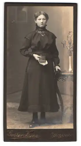 Fotografie Gustav Krenz, Schirgiswalde, Junge Dame im Kleid mit einem Buch
