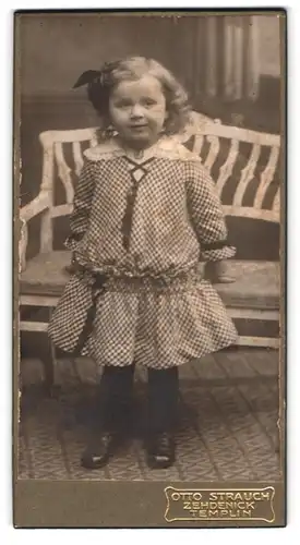 Fotografie Otto Strauch, Zehdenick, Kleines Mädchen im karierten Kleid