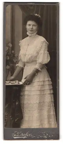 Fotografie J. Drossel, Hamburg-Altona, Königstr. 220, Junge Dame im weissen Kleid