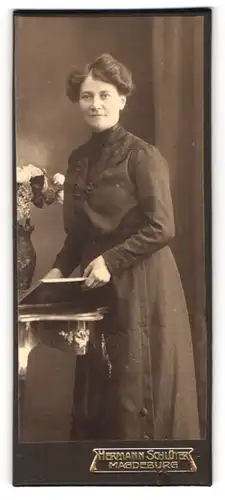 Fotografie Hermann Schlüter, Magdeburg, Bürgerliche Dame im Kleid
