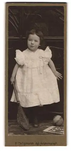 Fotografie F. Tellgmann, Nordhausen a. H., Rautenstr. 12, Mädchen im Kleid mit einem Tennisschläger