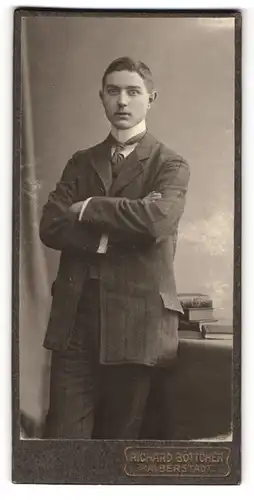Fotografie Richard Böttcher, Halberstadt, Kaiserstr. 1, Junger Herr im Anzug mit verschränkten Armen