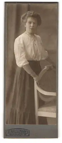 Fotografie Atelier Strauss, Plauen i. V., Bahnhofstr. 19, Junge Dame in Bluse und Rock