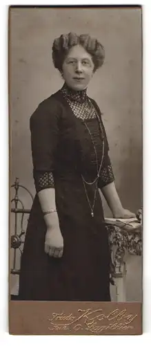 Fotografie Friedrich Kolby, Plauen i. V., Rädelstr. 1, Junge Dame im modischen Kleid