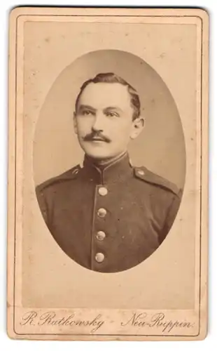 Fotografie R. Ratkowsky, Neu-Ruppin, Präsidenten-Strasse 58, Portrait eines uniformierten Soldat