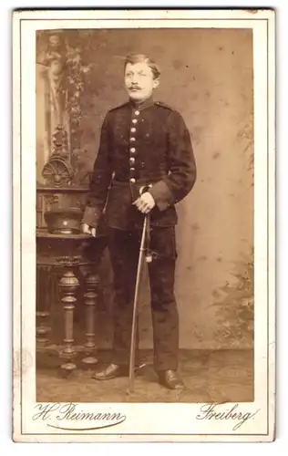 Fotografie H. Reimann, Freiberg, Weingasse 9, Soldat in Uniform mit Säbel und Portepee