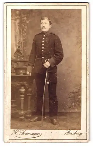 Fotografie H. Reimann, Freiberg, Weingasse 9, Uniformierter Soldat mit Säbel und Portepee