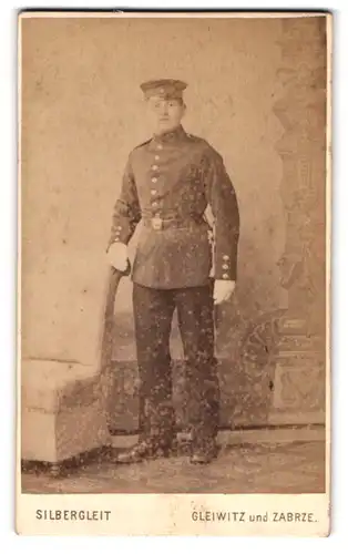 Fotografie Silbergleit, Gleiwitz, Soldat in Uniform mit weissen Handschuhen